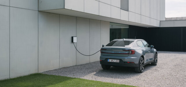 EV Wall with car Polestar 4 1920x900 full web